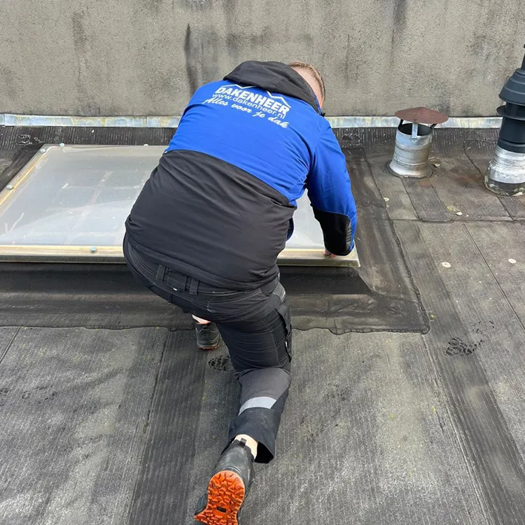 Dakdekker van DKNH aan het werk op een dak in Veenendaal