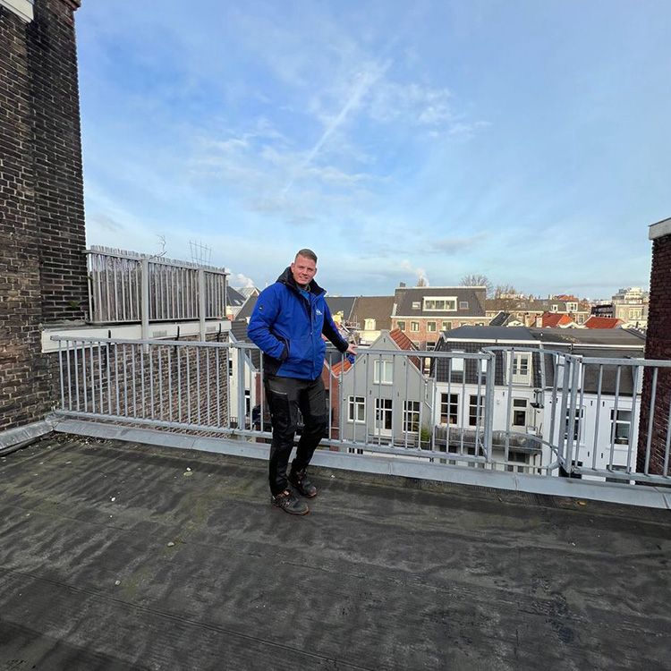 Bewoner bekijkt tevreden het inspectierapport van zijn dak in Veenendaal